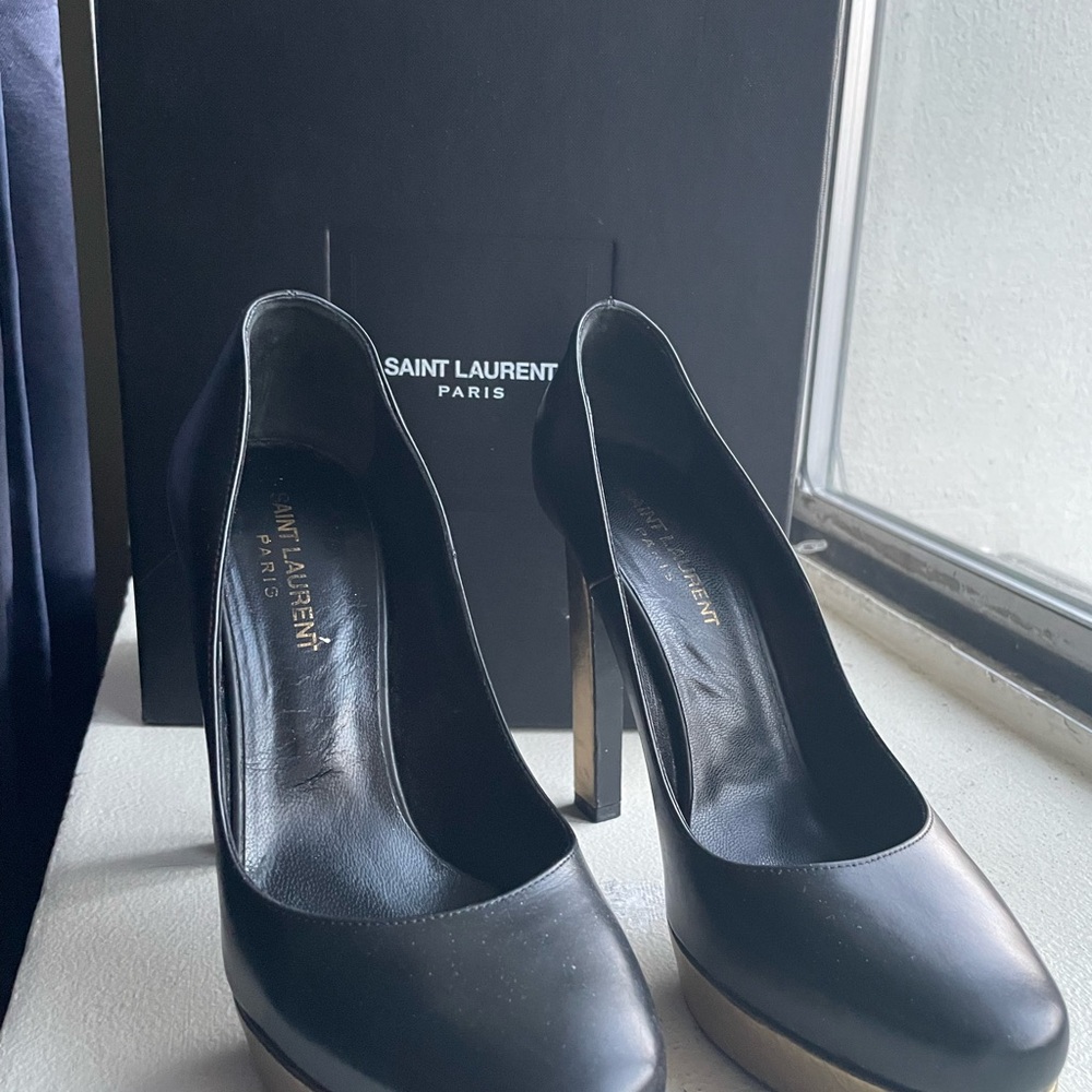Saint Laurent Black and Gold Ziggy 105 Leather Pumps
